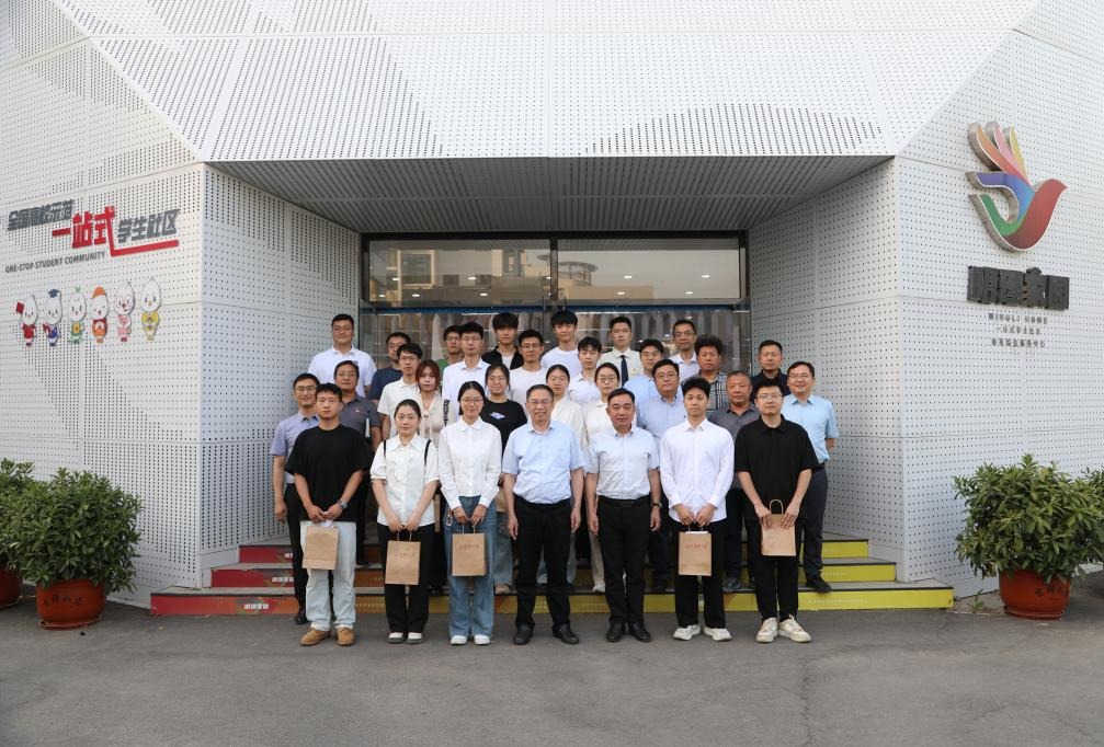 学校举办校领导接待日暨2025届毕业生代表座谈会
